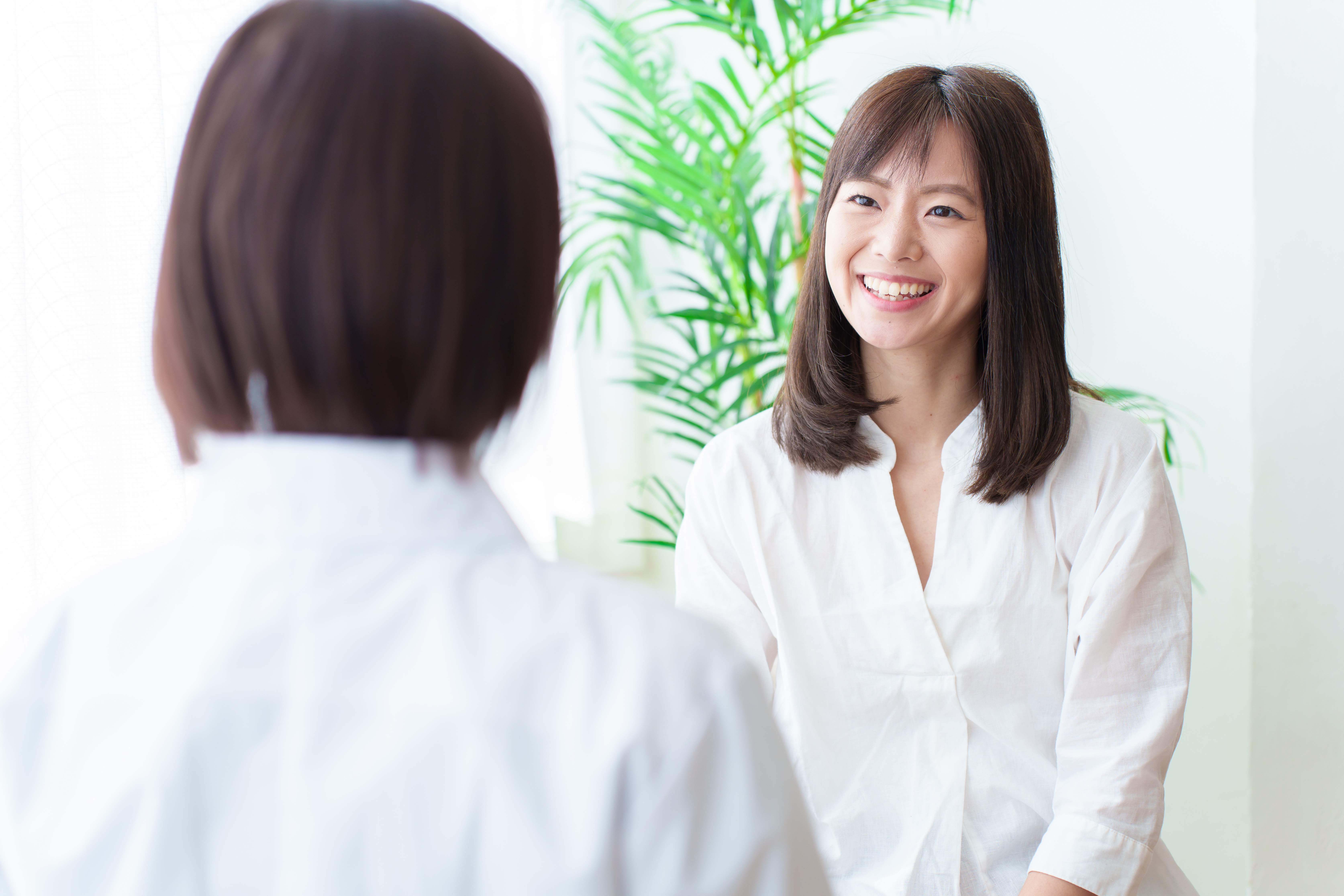 保険を提案する女性