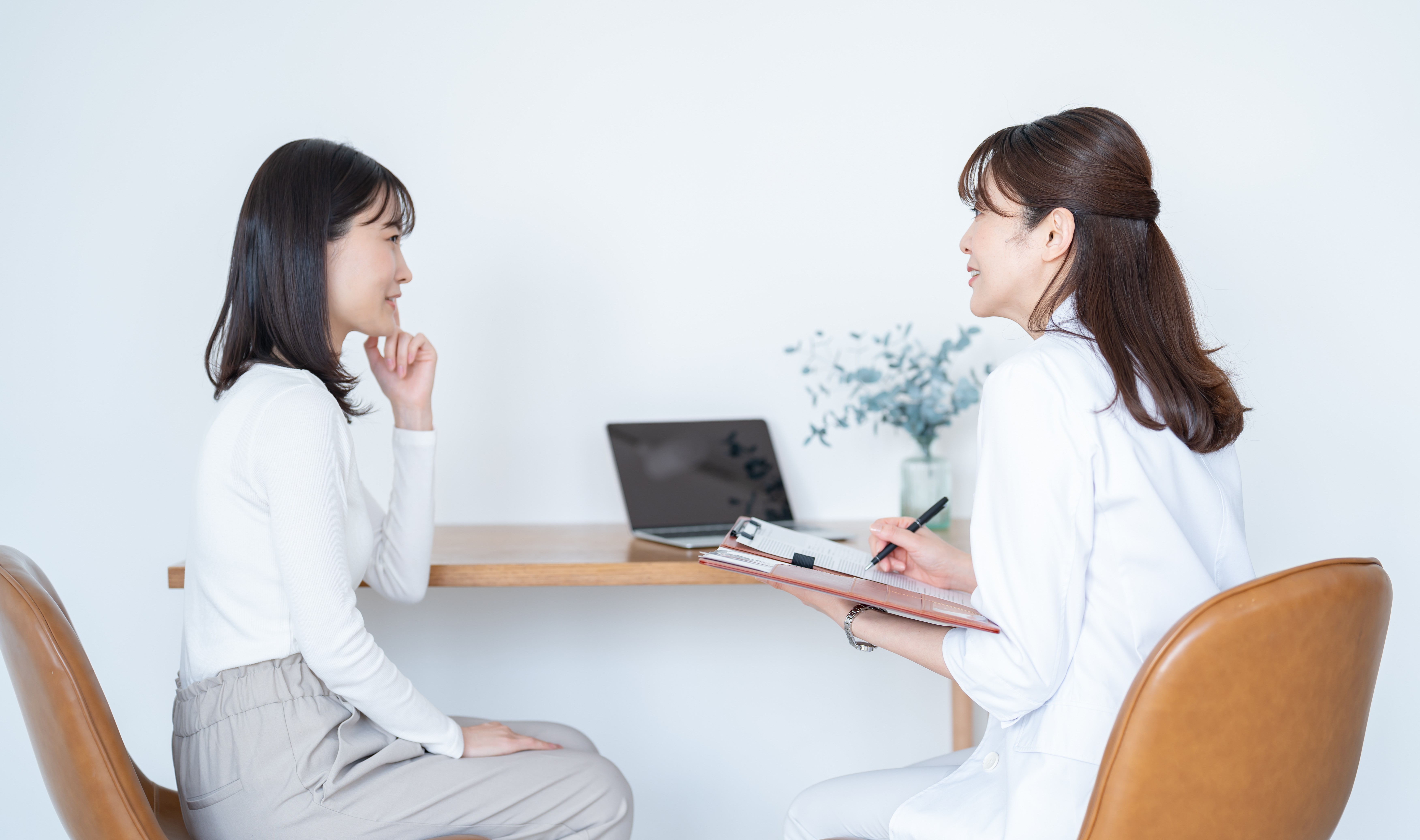 保険について相談する女性